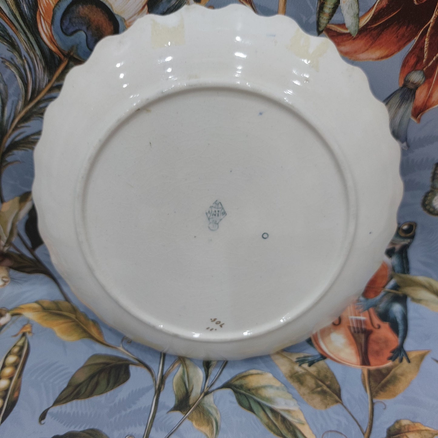 Stunning Antique Chinoiserie Flow Plate with a Bird & Nest Design, Gold Gilt Rim
